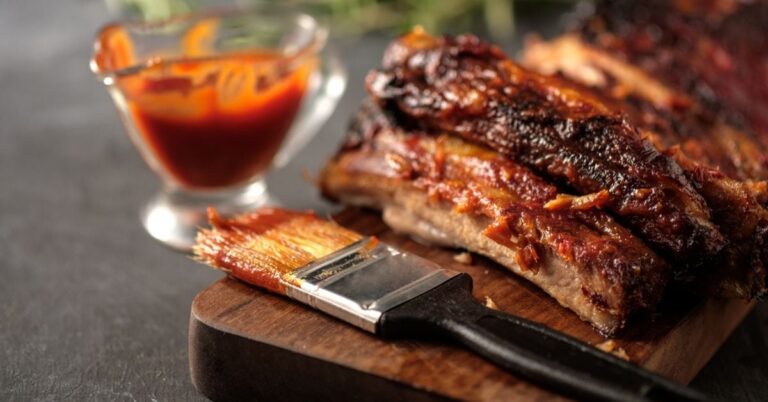 Que servir avec des côtes levées au barbecue (15 plats d'accompagnement savoureux)