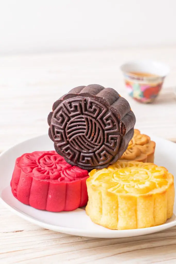Mooncakes chinois colorés sur une plaque blanche