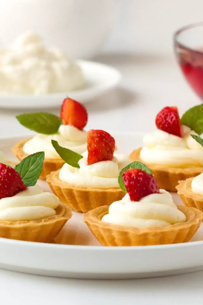 23 recettes de mini-tartes faciles pour un dessert délicieux : mini-tartes sucrées avec glaçage à la crème et fraises