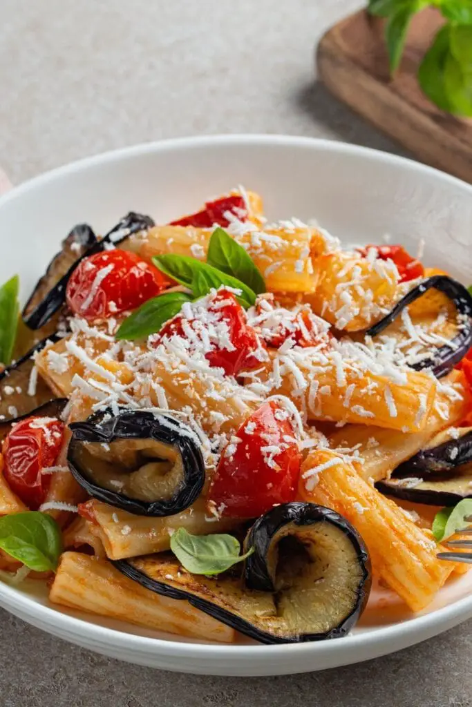 Penne aux aubergines, tomates et fromage ricotta