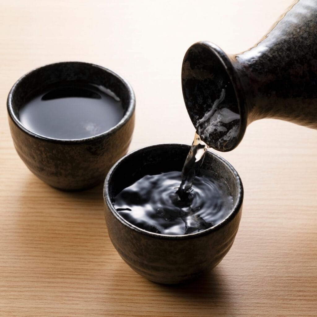 Vin de saké versé dans une tasse en bois
