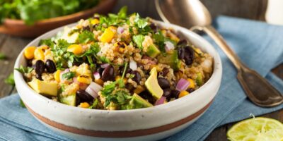 10 meilleures recettes de salade de quinoa (+ idées de repas sains)