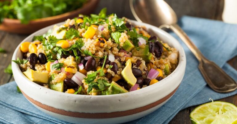 10 meilleures recettes de salade de quinoa (+ idées de repas sains)