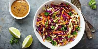 17 meilleures recettes de salades asiatiques à essayer ce soir