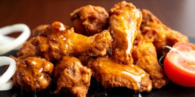 Réchauffer les ailes de poulet dans la friteuse à air
