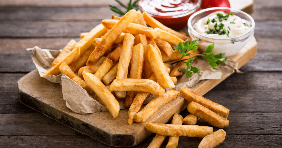 Réchauffer les frites dans la friteuse à air