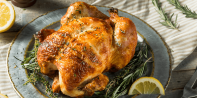Comment réchauffer du poulet rôti (4 façons simples)