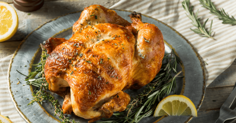 Comment réchauffer le poulet rôti (4 façons simples)