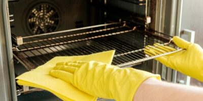 Comment nettoyer et remettre à neuf les grilles d’un four ?