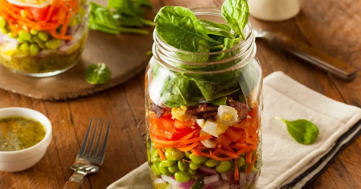 17 meilleures recettes de salade Mason Jar pour la préparation des repas