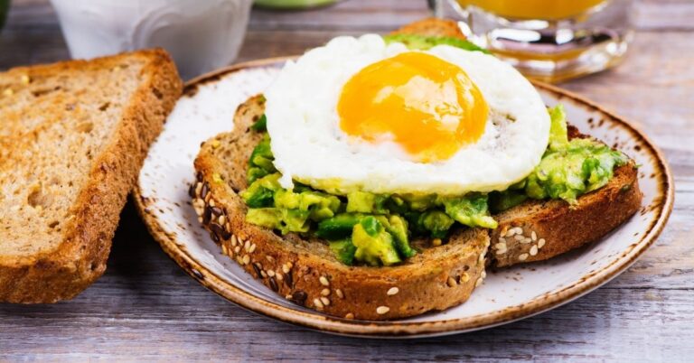 25 idées de petit-déjeuner riches en protéines (+ recettes faciles)
