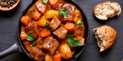 Que servir avec le ragoût de boeuf (14 meilleurs côtés)