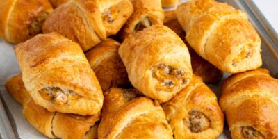 Rouleaux de croissants à la saucisse et au fromage à la crème