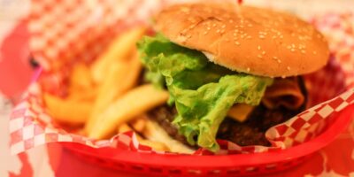 Le Smashburger : une délicieuse innovation dans l&rsquo;univers des hamburgers américains