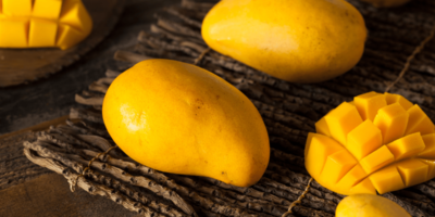Comment faire mûrir une mangue (4 façons simples)