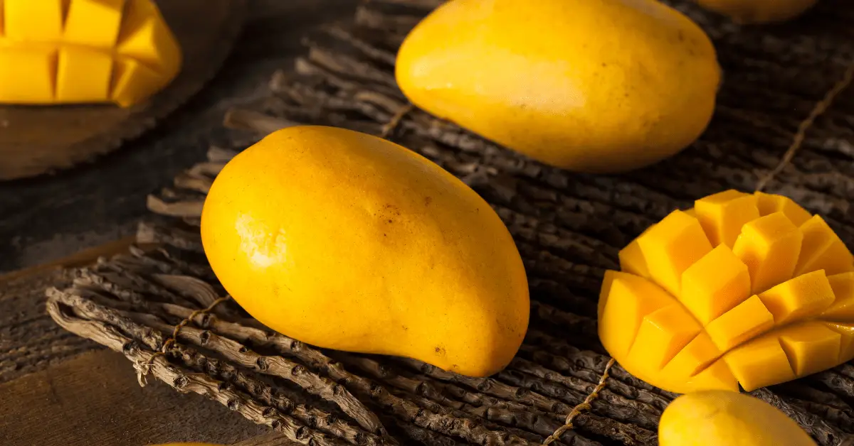Comment faire mûrir une mangue (4 façons simples)