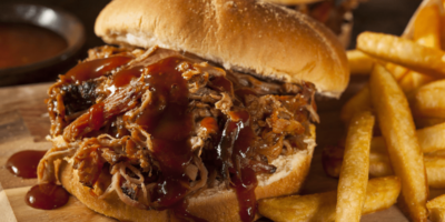 Quoi servir avec des sandwichs au porc effiloché (17 accompagnements tentants)