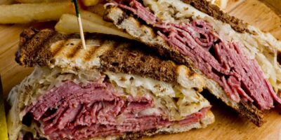 Quoi servir avec les sandwichs Reuben : 8 accompagnements classiques