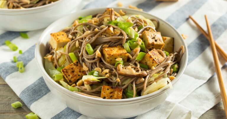 23 recettes de nouilles froides (salades, bols et plus)