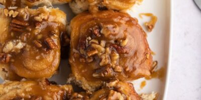 Brioches à la cannelle au caramel et aux pacanes (recette facile)