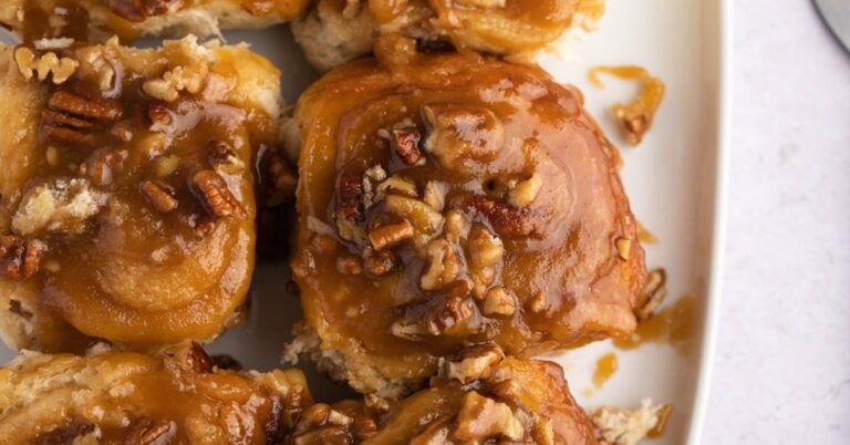 Brioches à la cannelle au caramel et aux pacanes (recette facile)
