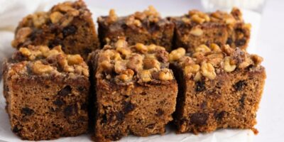 Recette facile de gâteau aux dattes avec des raisins secs et des noix