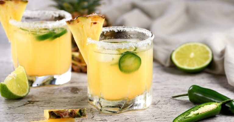 10 meilleurs cocktails de vodka à l'ananas (+ recettes de boissons faciles)