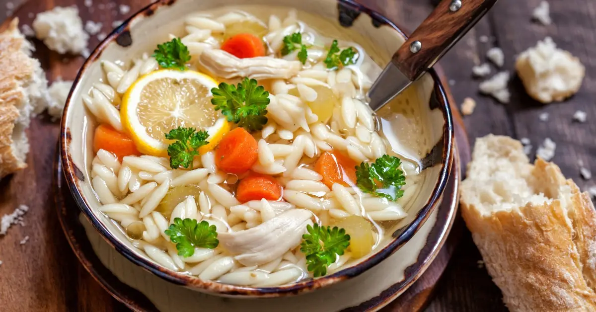 10 recettes faciles de soupe d'orzo (confortables et délicieuses)