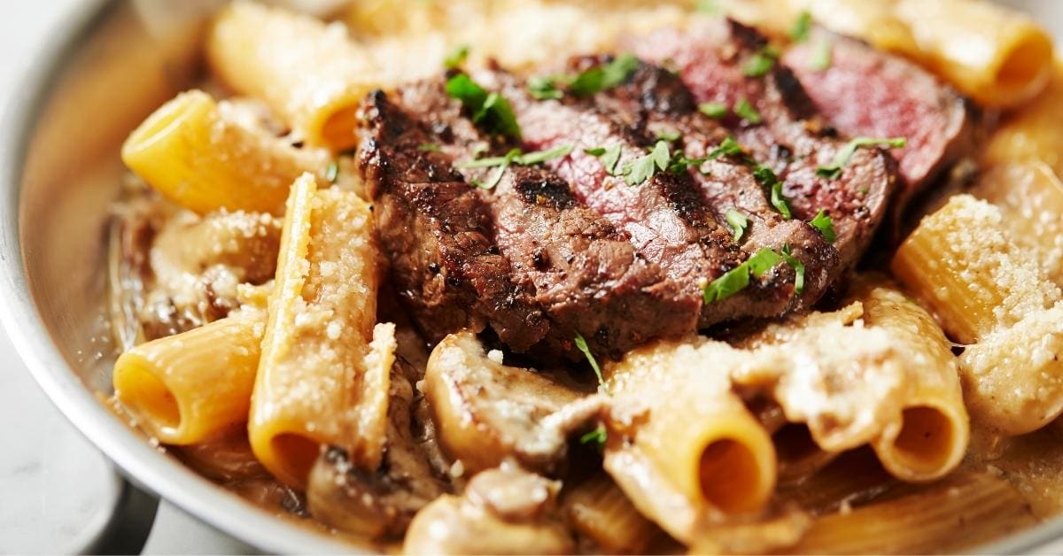 13 recettes de pâtes au steak (+ idées de dîner faciles)