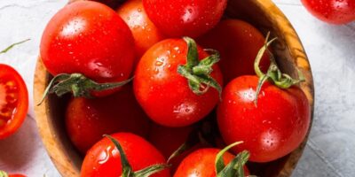 Comment congeler des tomates (3 façons simples)