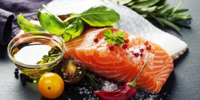 Comment décongeler du saumon (3 façons simples)
