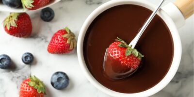 Comment faire fondre des pépites de chocolat (3 méthodes simples)