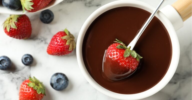 Comment faire fondre des pépites de chocolat (3 méthodes simples)