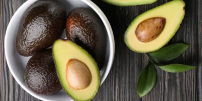 Comment faire mûrir les avocats (4 méthodes rapides)