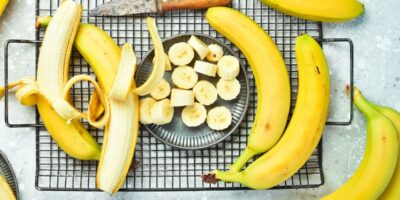 Comment faire mûrir les bananes rapidement (5 façons !)