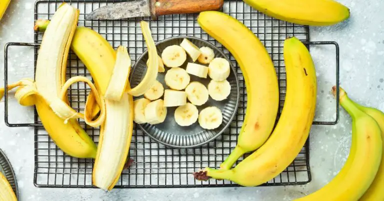 Comment faire mûrir les bananes rapidement (5 façons !)