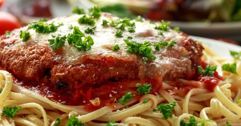 Comment réchauffer du poulet parmesan (4 méthodes faciles à essayer)