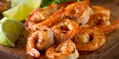 Comment réchauffer les crevettes (3 meilleures façons)