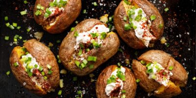 Comment réchauffer une pomme de terre au four (5 méthodes)