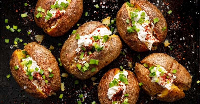 Comment réchauffer une pomme de terre au four (5 méthodes)