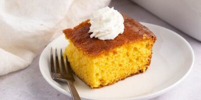 Gâteau poke au citron avec glaçage au citron