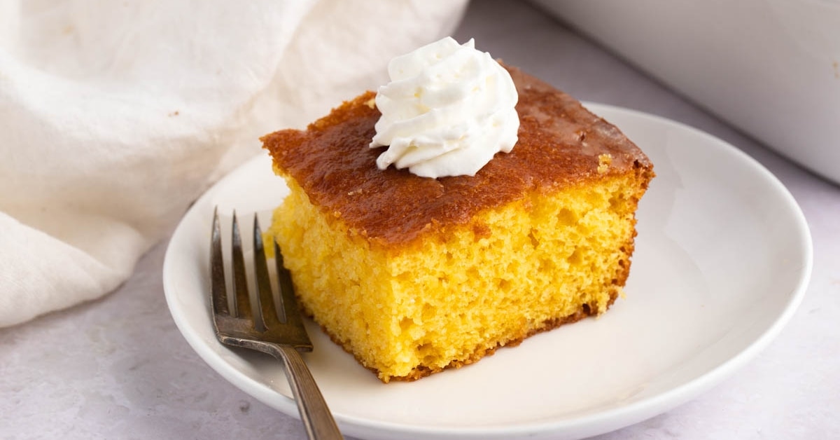 Gâteau poke au citron avec glaçage au citron
