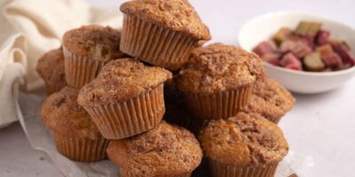Muffins faciles à la rhubarbe avec garniture de chapelure