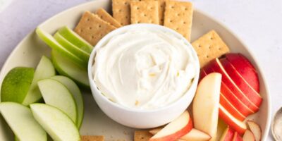 Recette de trempette aux fruits et au fromage à la crème à la guimauve