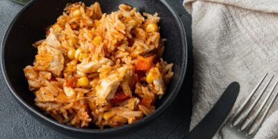 Une recette mexicaine de poulet et de riz à la casserole