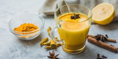 10 meilleures recettes de boissons au curcuma pour le petit-déjeuner