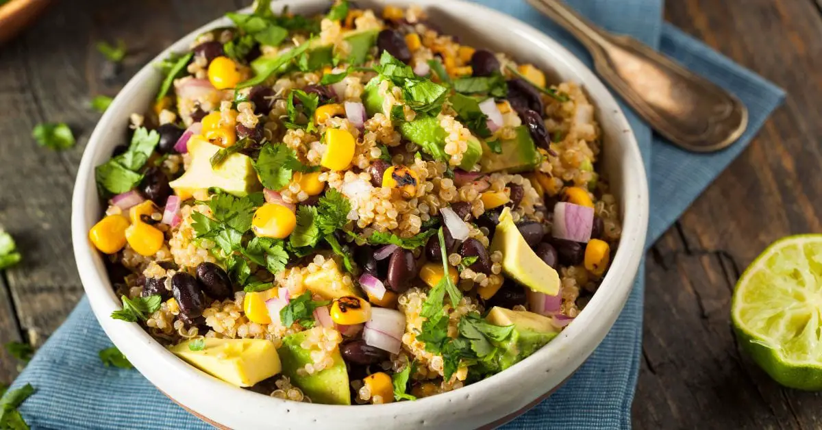 25 meilleures recettes végétaliennes de quinoa (+ idées de dîner faciles)