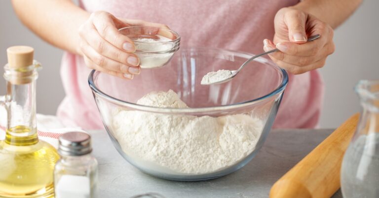 Qu’est-ce que la levure chimique ?  (+ En quoi il diffère du bicarbonate de soude)