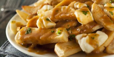 Qu’est-ce que la poutine ?  (+ Comment le faire)