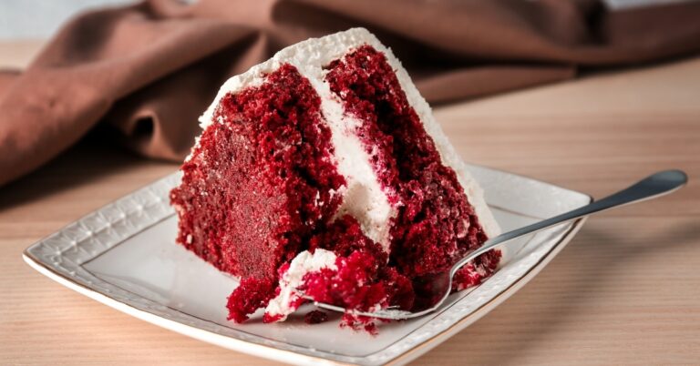 Qu’est-ce que le gâteau de velours rouge ?  (+ Pourquoi c'est rouge)
